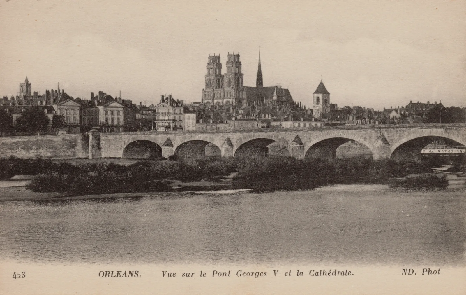 Orléans, le pont George-V et la cathédrale Sainte-Croix depuis la rive sud de la Loire
